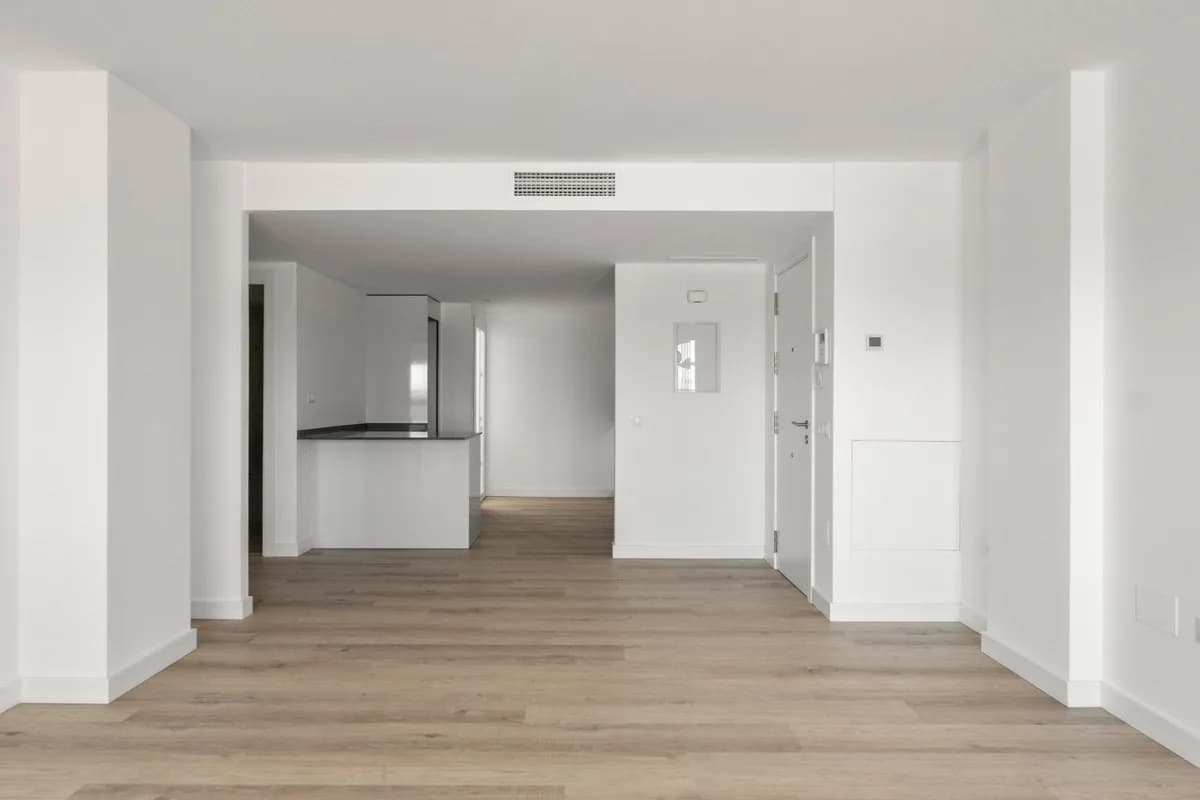 3 Bedroom Middle Floor Apartment for Sale in Nueva Andalucía, Málaga - Image 8