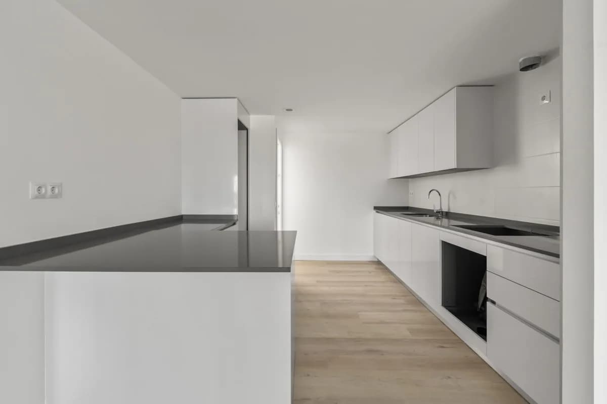 3 Bedroom Middle Floor Apartment for Sale in Nueva Andalucía, Málaga - Image 9