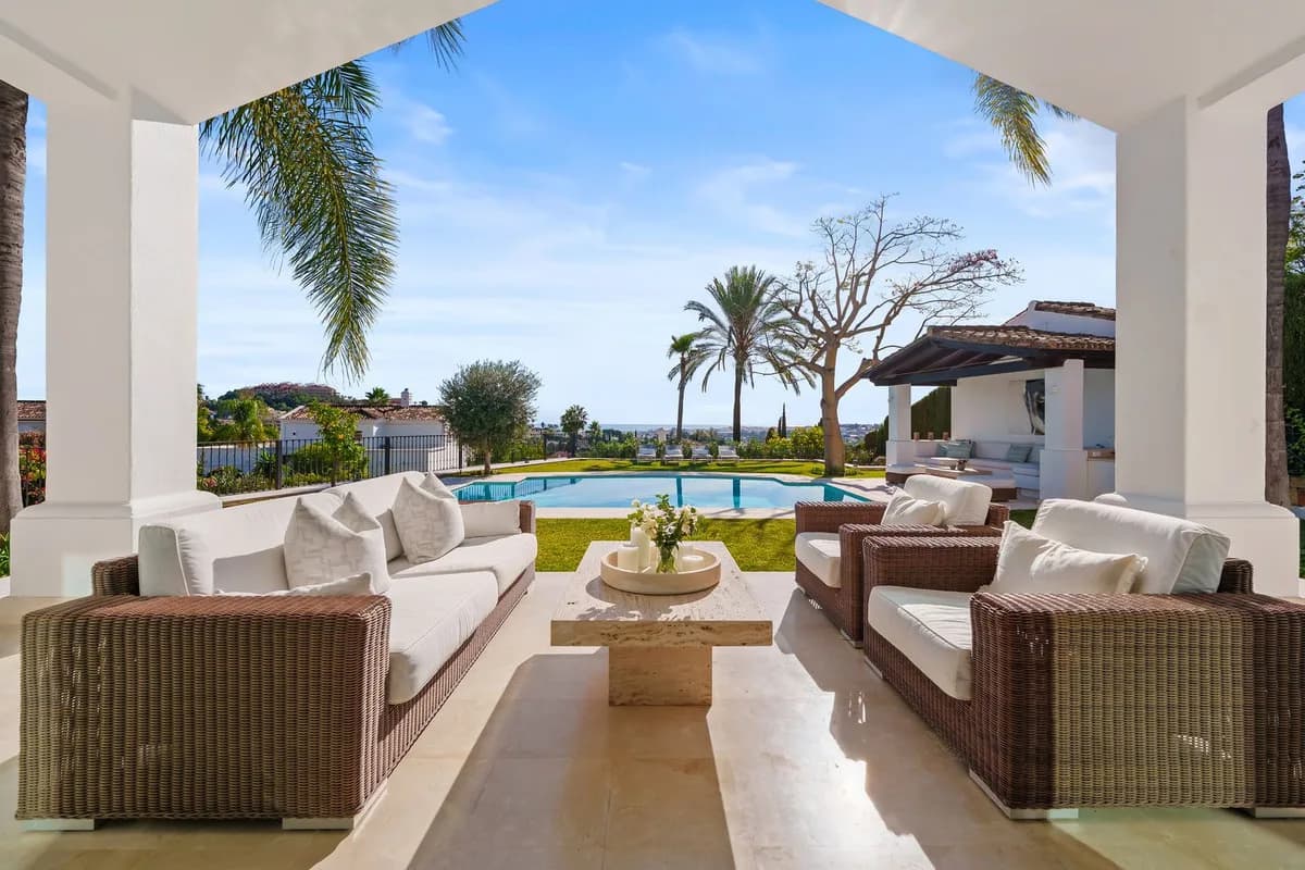 4 Bedroom Detached Villa for Sale in Nueva Andalucía, Málaga
