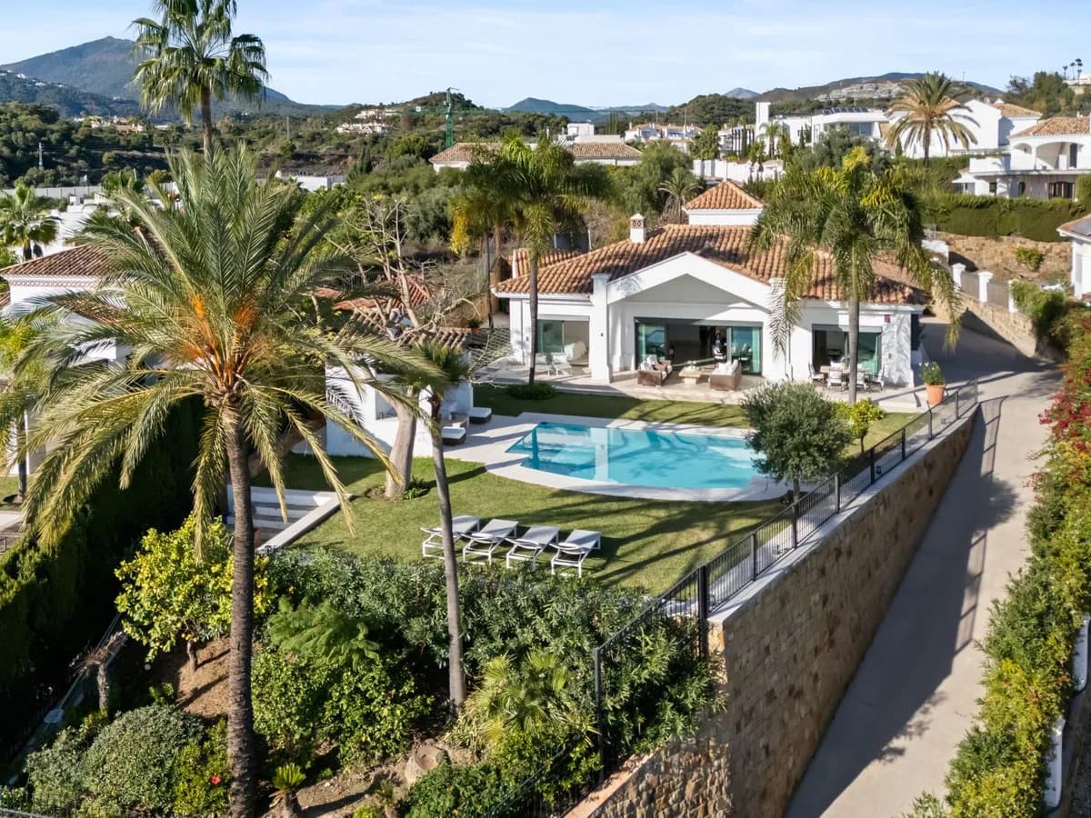 4 Bedroom Detached Villa for Sale in Nueva Andalucía, Málaga - Image 2