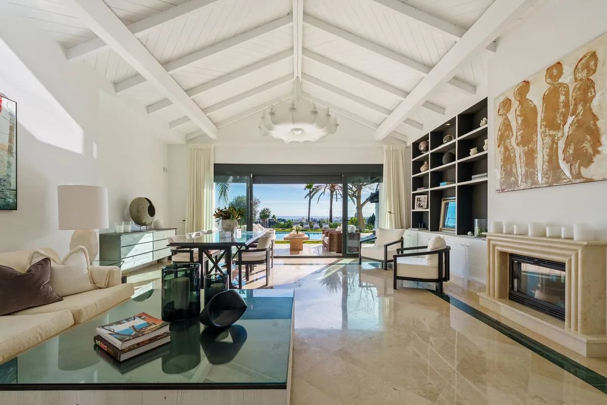 4 Bedroom Detached Villa for Sale in Nueva Andalucía, Málaga - Image 4