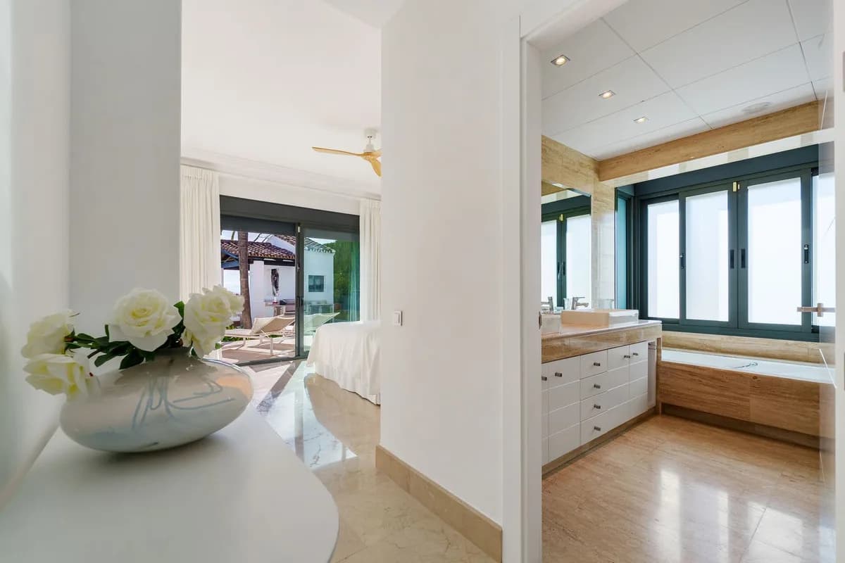 4 Bedroom Detached Villa for Sale in Nueva Andalucía, Málaga - Image 8