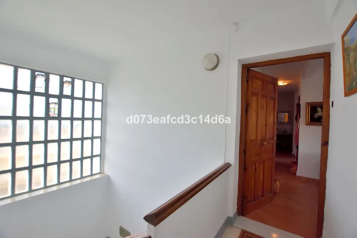 3 Bedroom Top Floor Apartment for Sale in Ronda, Málaga - Image 2