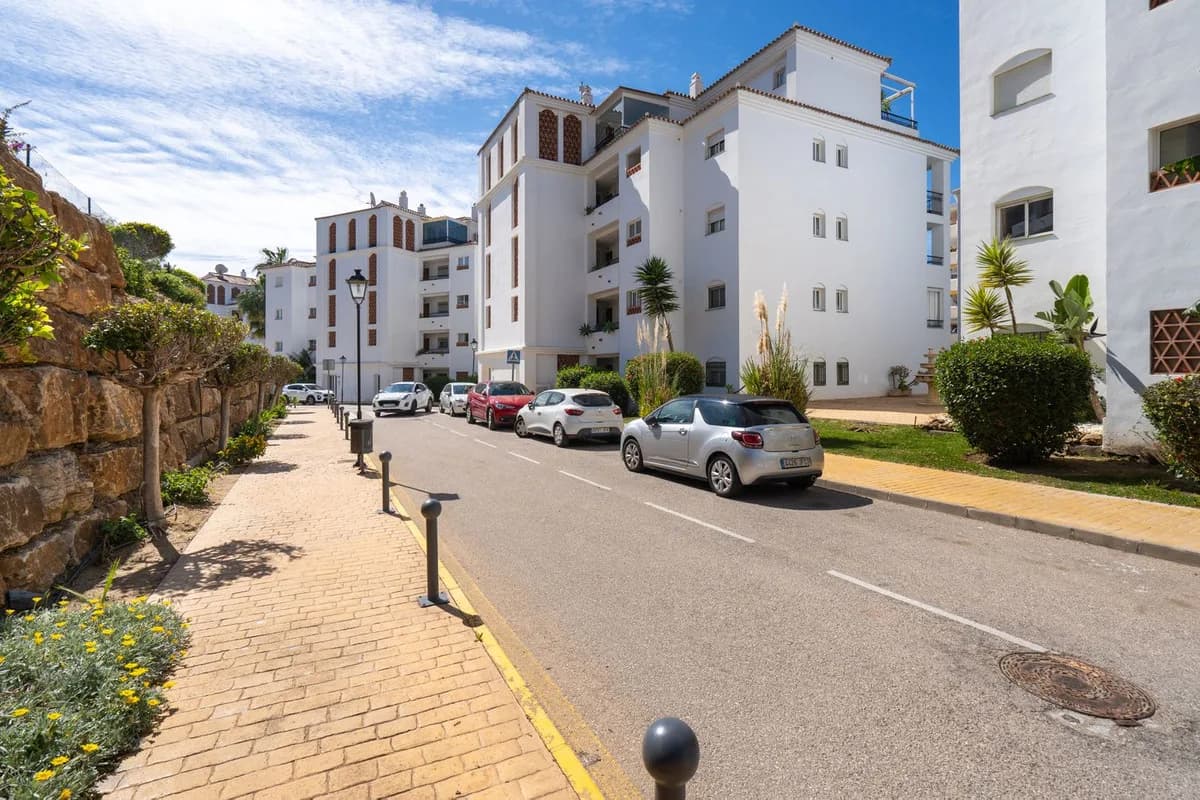 2 Bedroom Penthouse for Sale in Calahonda, Málaga - Image 4