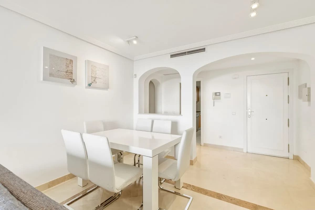 2 Bedroom Middle Floor Apartment for Sale in Los Arqueros, Málaga - Image 3