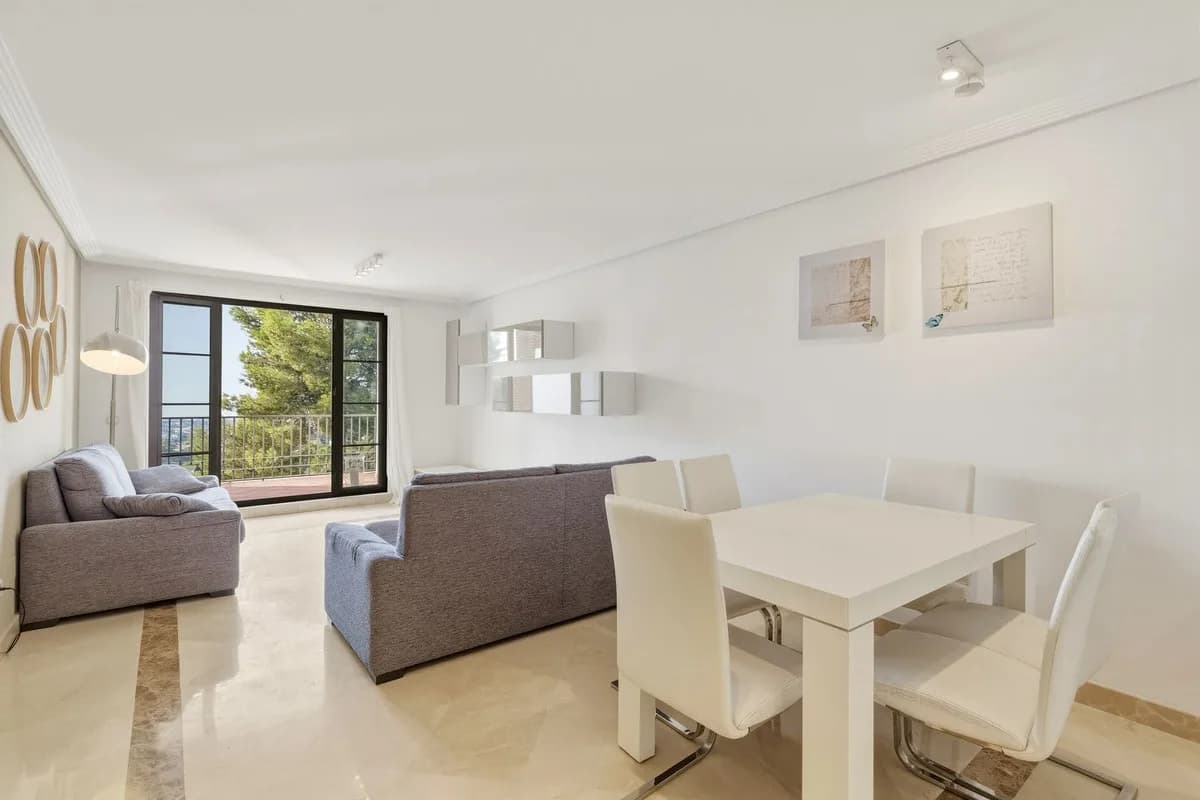 2 Bedroom Middle Floor Apartment for Sale in Los Arqueros, Málaga - Image 4