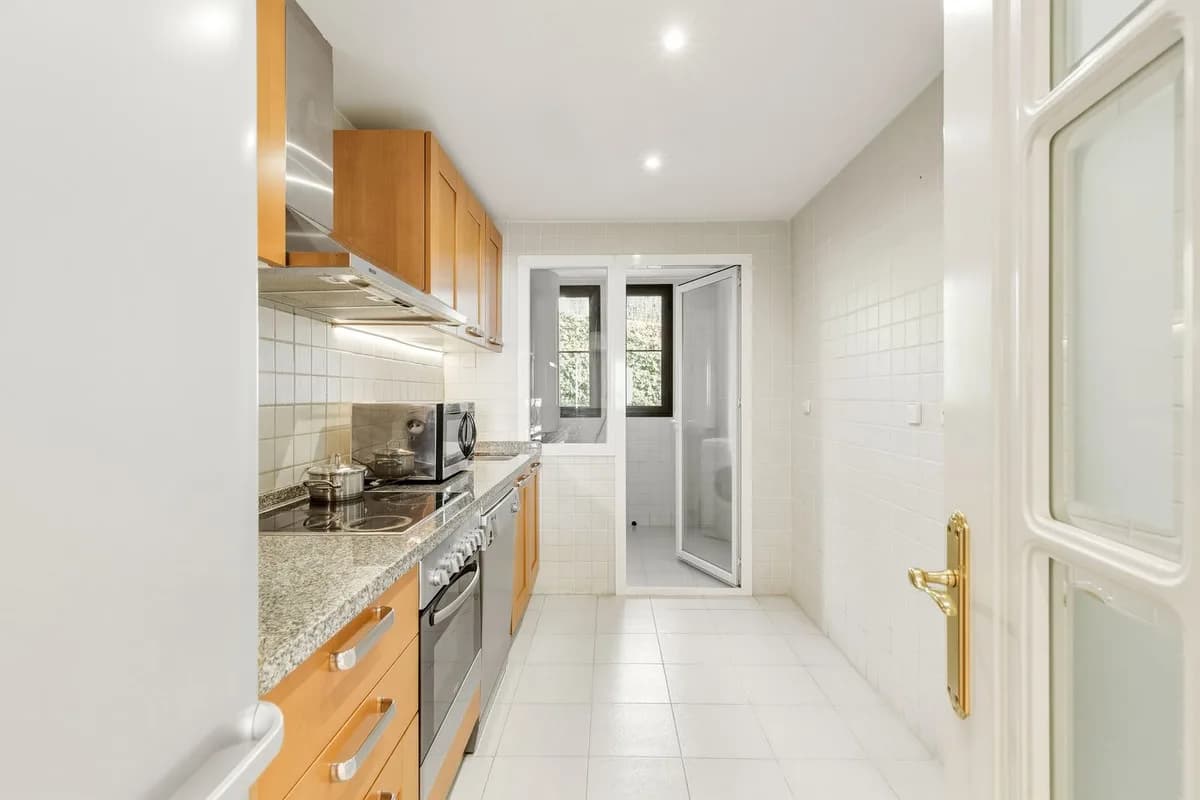 2 Bedroom Middle Floor Apartment for Sale in Los Arqueros, Málaga - Image 5