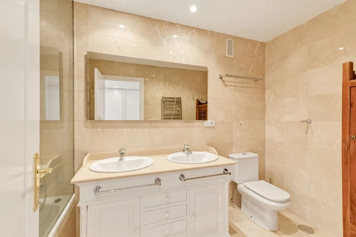 2 Bedroom Middle Floor Apartment for Sale in Los Arqueros, Málaga - Image 8