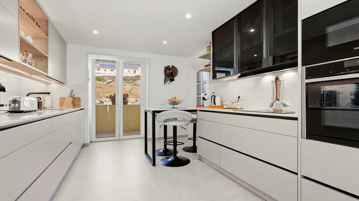 2 Bedroom Middle Floor Apartment for Sale in Casares, Málaga - Image 3