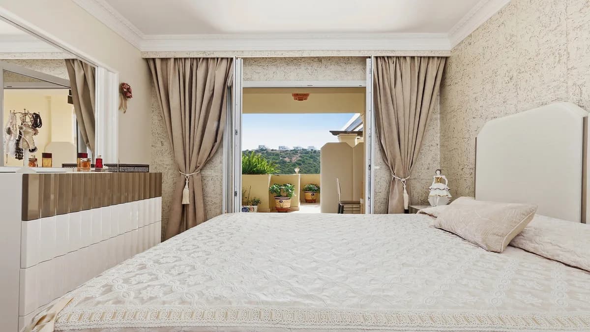 2 Bedroom Middle Floor Apartment for Sale in Casares, Málaga - Image 7