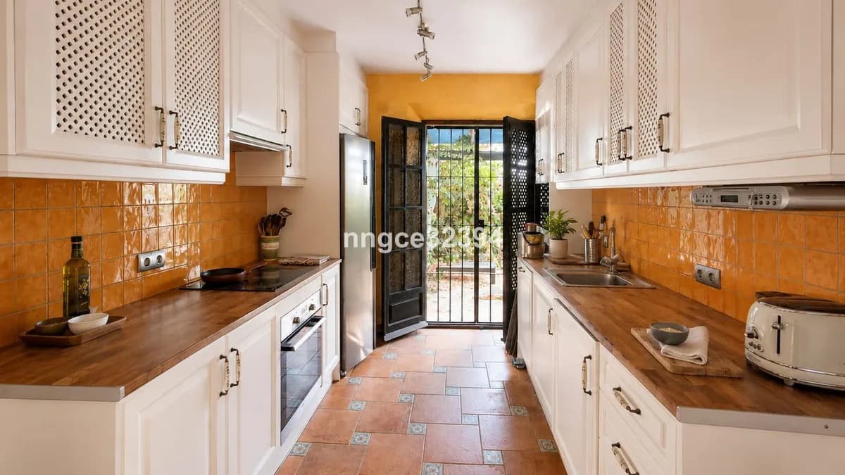 2 Bedroom Semi-Detached House for Sale in Nueva Andalucía, Málaga - Image 6
