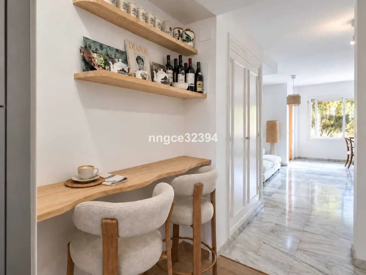 2 Bedroom Middle Floor Apartment for Sale in New Golden Mile, Málaga