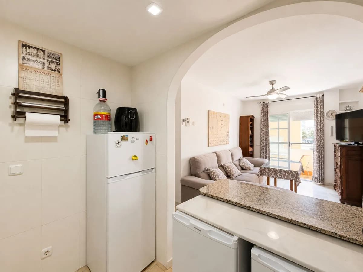 2 Bedroom Middle Floor Apartment for Sale in San Luis de Sabinillas, Málaga - Image 6
