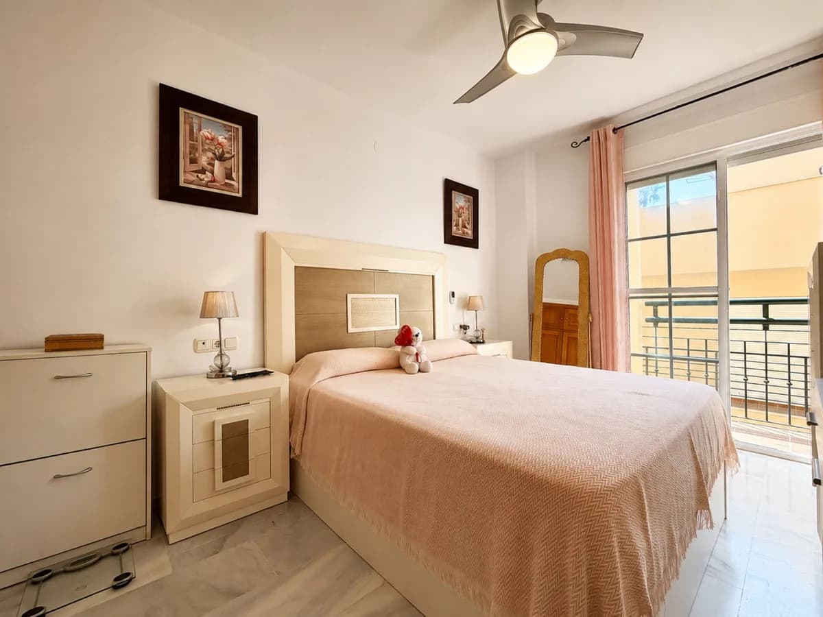 2 Bedroom Middle Floor Apartment for Sale in San Luis de Sabinillas, Málaga - Image 7