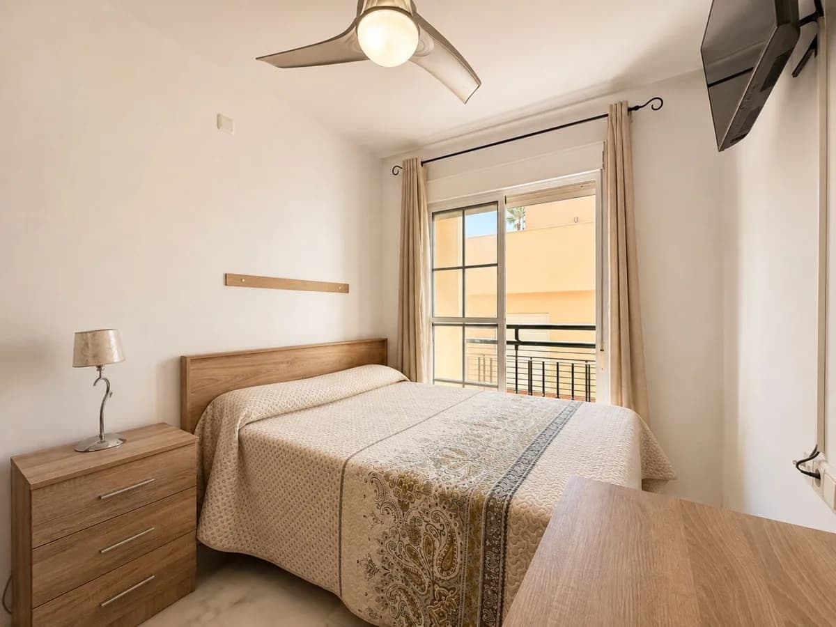 2 Bedroom Middle Floor Apartment for Sale in San Luis de Sabinillas, Málaga - Image 9