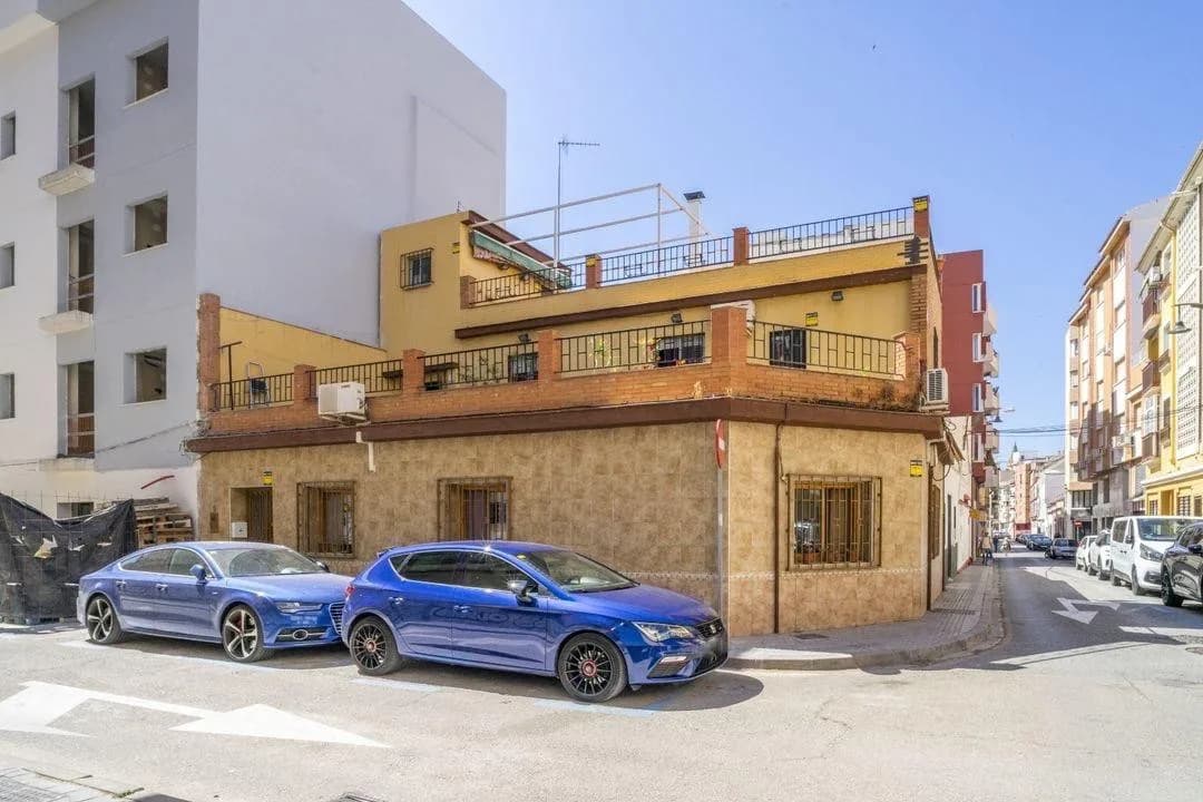 5 Bedroom Duplex for Sale in La Trinidad, Málaga - Image 2