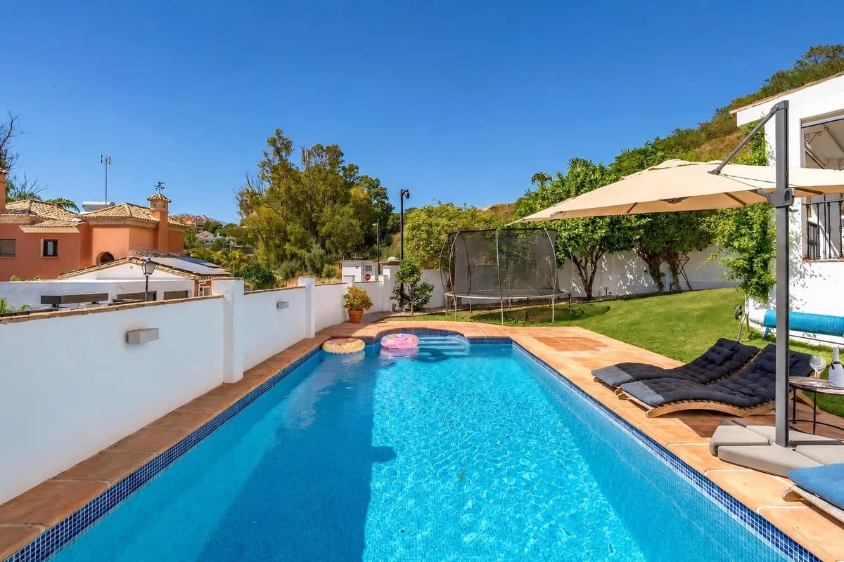 4 Bedroom Detached Villa for Sale in Nueva Andalucía, Málaga - Image 4