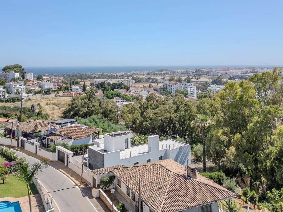 4 Bedroom Detached Villa for Sale in Nueva Andalucía, Málaga - Image 6