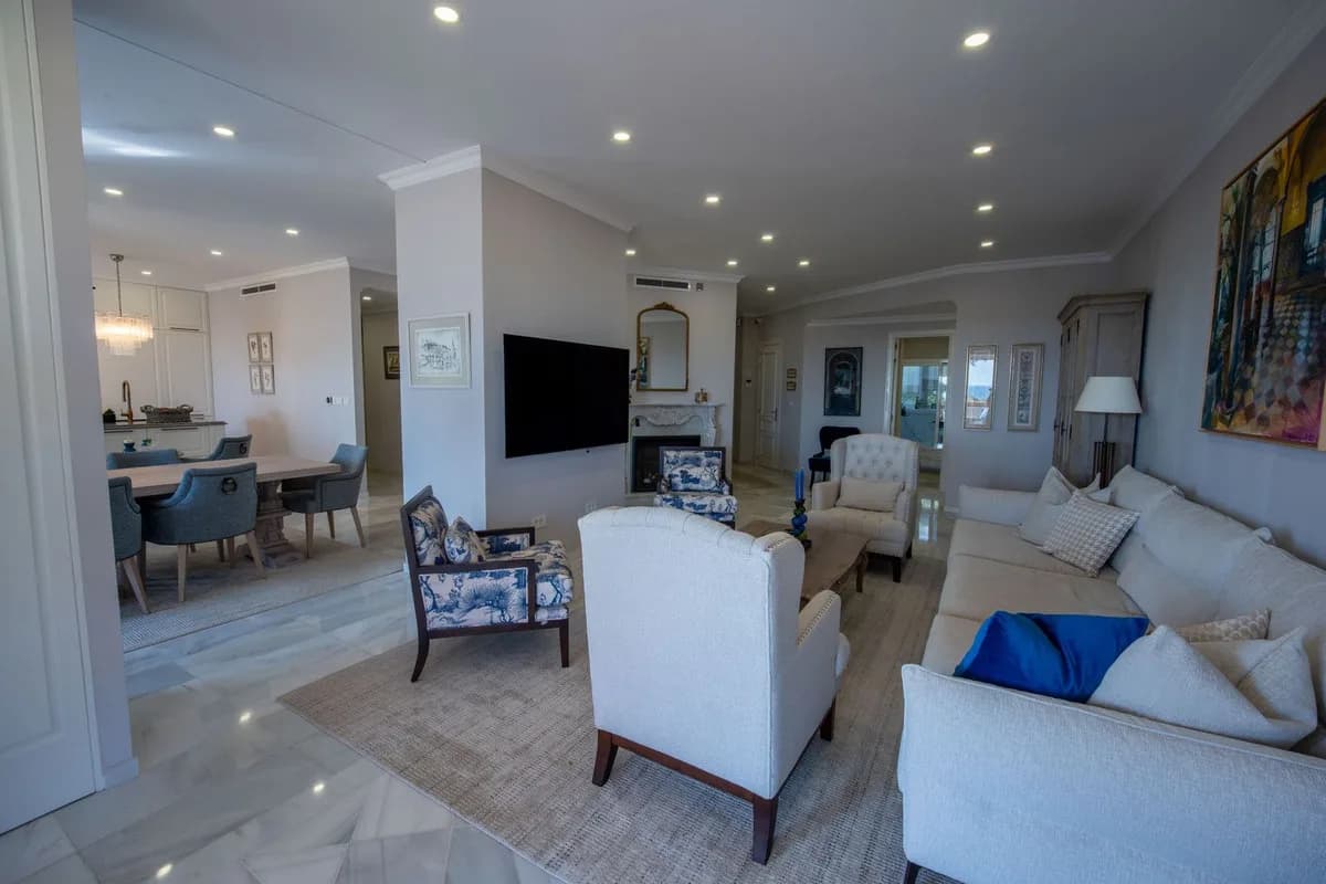 5 Bedroom Middle Floor Apartment for Sale in Río Real, Málaga - Image 2