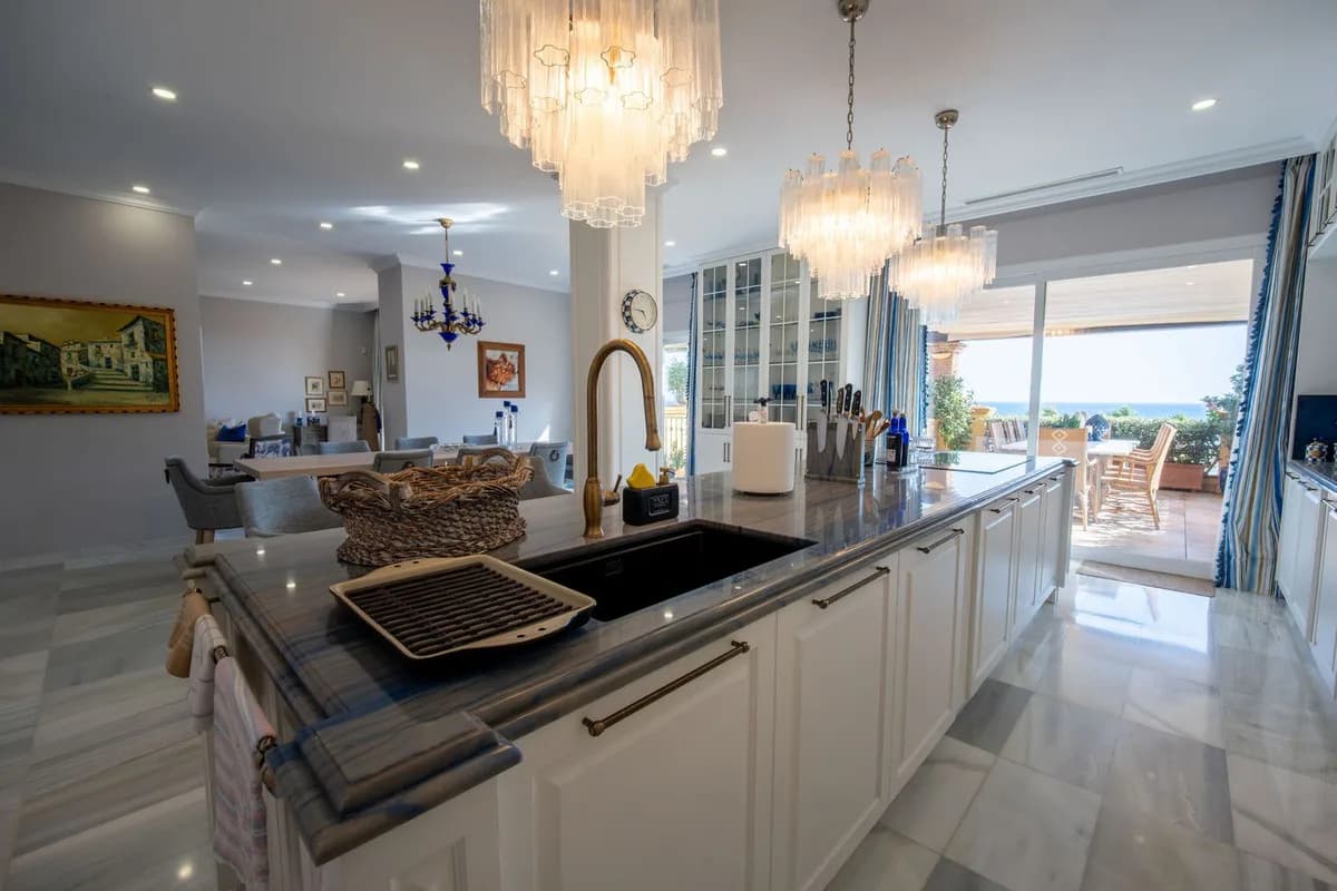 5 Bedroom Middle Floor Apartment for Sale in Río Real, Málaga - Image 5