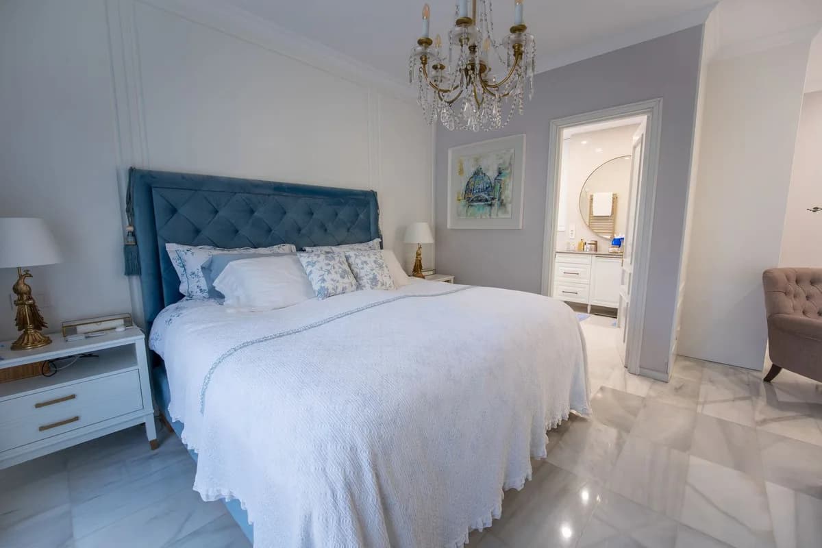 5 Bedroom Middle Floor Apartment for Sale in Río Real, Málaga - Image 9