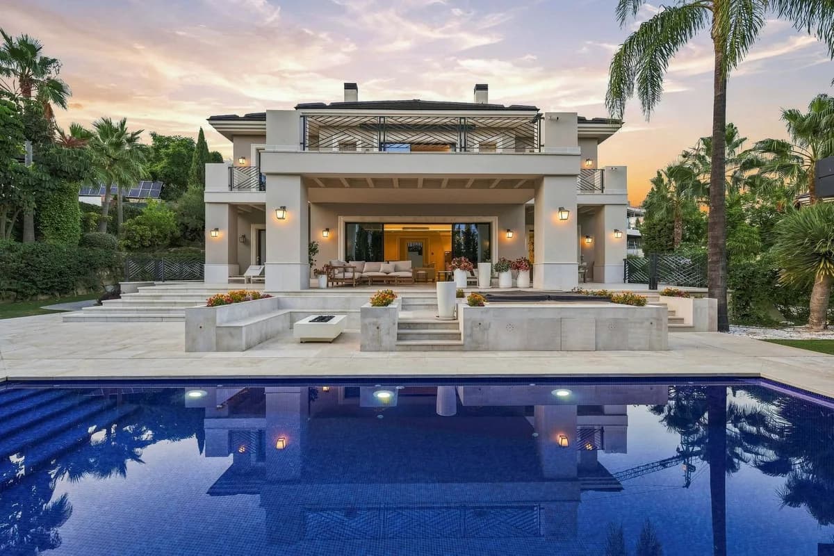 6 Bedroom Detached Villa for Sale in Los Flamingos, Málaga