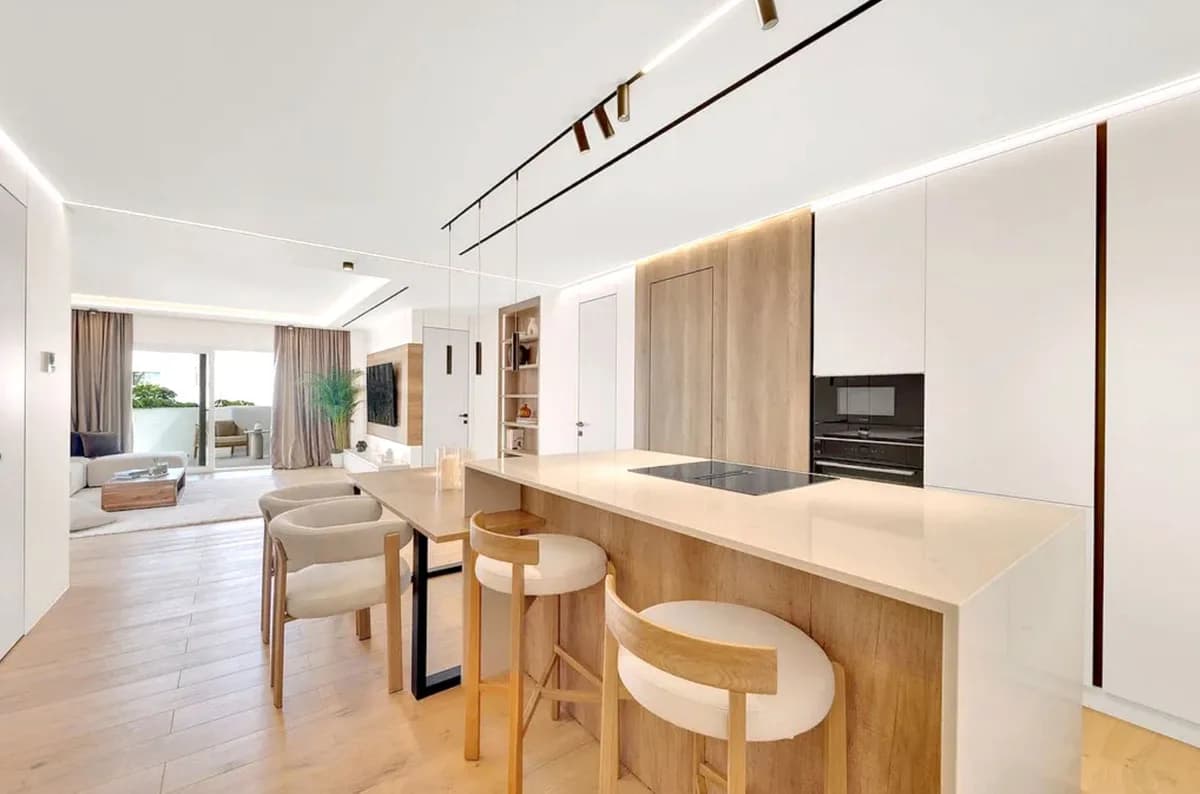3 Bedroom Middle Floor Apartment for Sale in Nagüeles, Málaga - Image 3