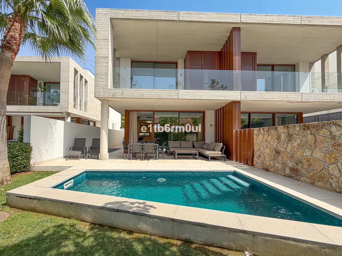 4 Bedroom Semi-Detached House for Sale in The Golden Mile, Málaga