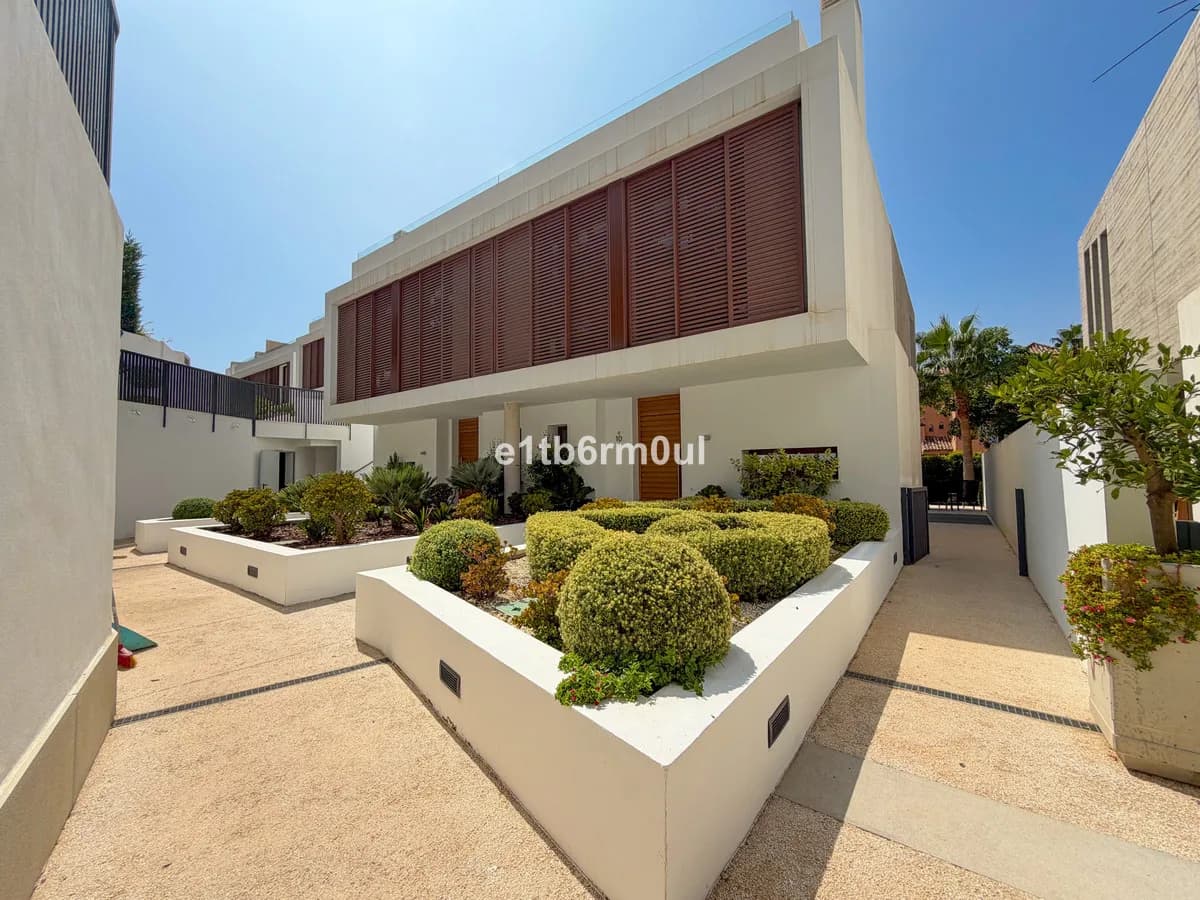 4 Bedroom Semi-Detached House for Sale in The Golden Mile, Málaga - Image 3