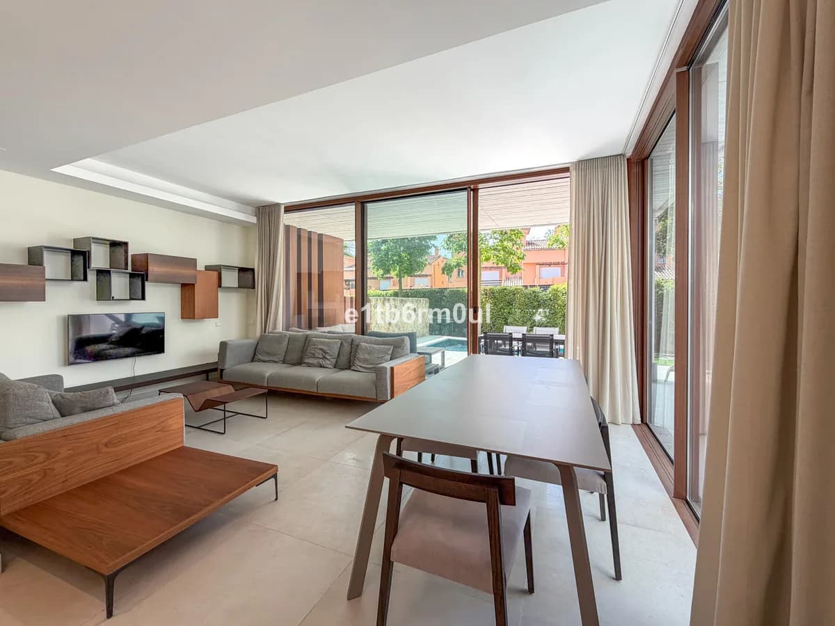 4 Bedroom Semi-Detached House for Sale in The Golden Mile, Málaga - Image 4