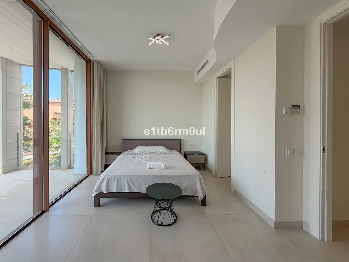 4 Bedroom Semi-Detached House for Sale in The Golden Mile, Málaga - Image 5