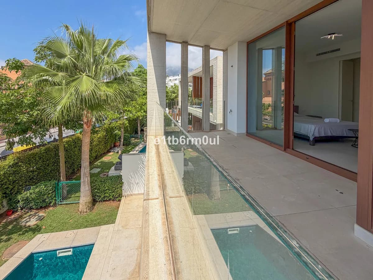 4 Bedroom Semi-Detached House for Sale in The Golden Mile, Málaga - Image 6