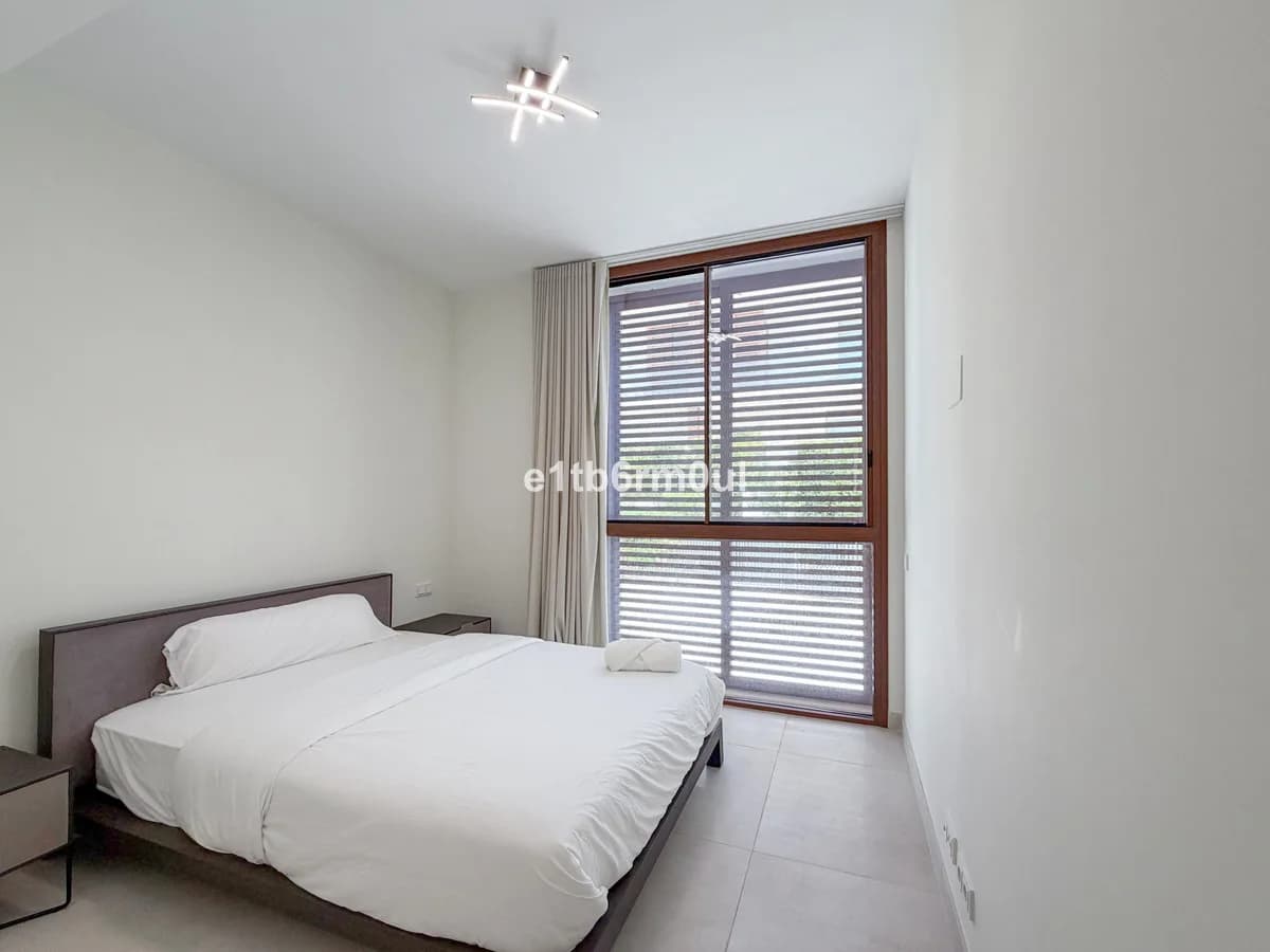 4 Bedroom Semi-Detached House for Sale in The Golden Mile, Málaga - Image 7