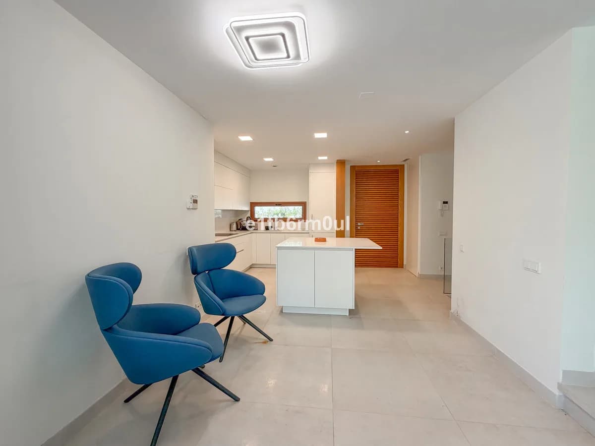 4 Bedroom Semi-Detached House for Sale in The Golden Mile, Málaga - Image 8