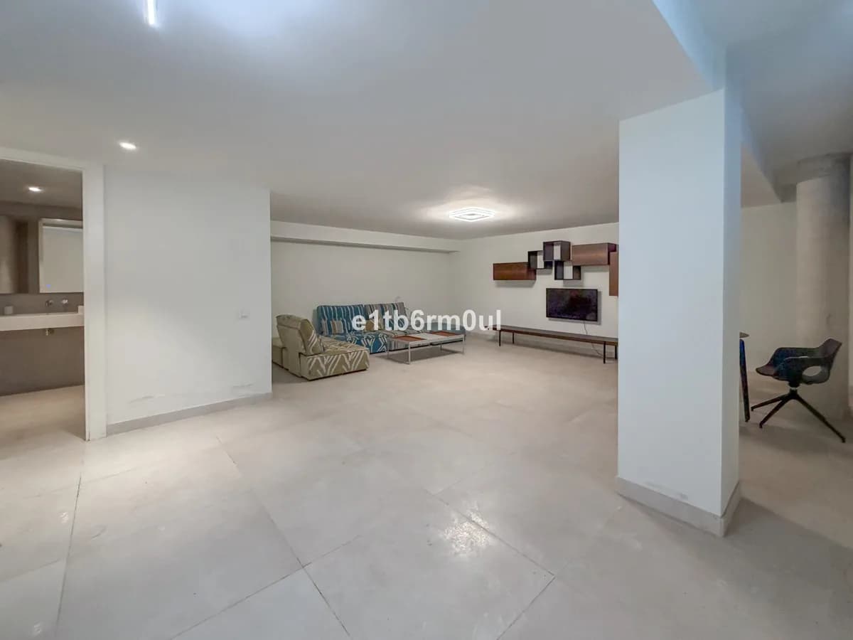 4 Bedroom Semi-Detached House for Sale in The Golden Mile, Málaga - Image 9