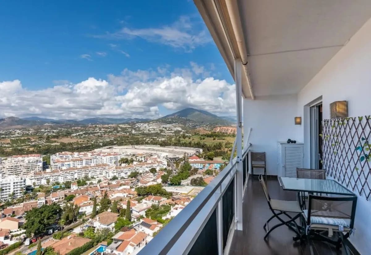 1 Bedroom Top Floor Apartment for Sale in Marbella, Málaga - Image 2