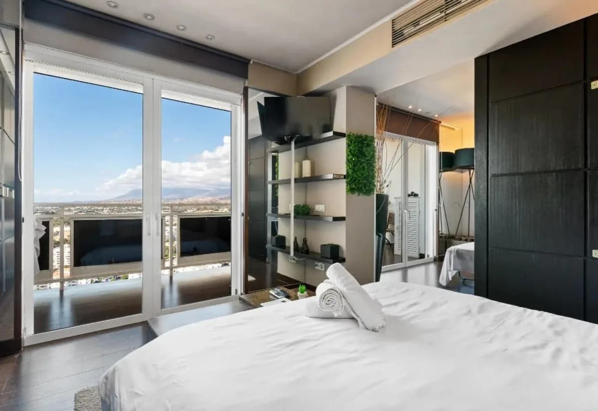 1 Bedroom Top Floor Apartment for Sale in Marbella, Málaga - Image 4