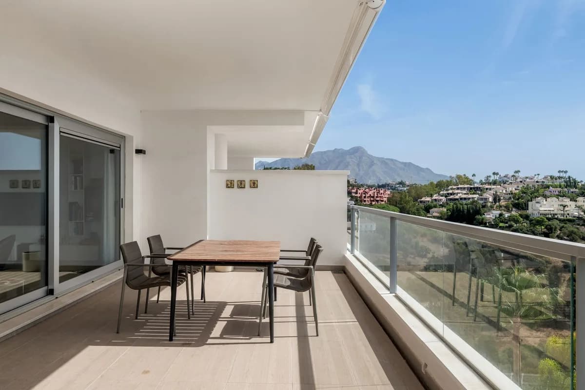2 Bedroom Middle Floor Apartment for Sale in Benahavís, Málaga - Image 5