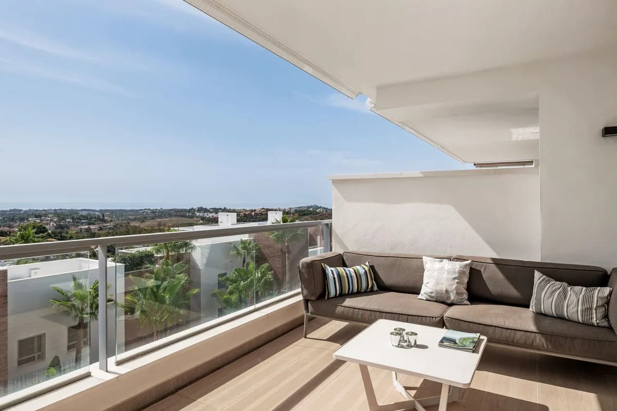 2 Bedroom Middle Floor Apartment for Sale in Benahavís, Málaga - Image 6