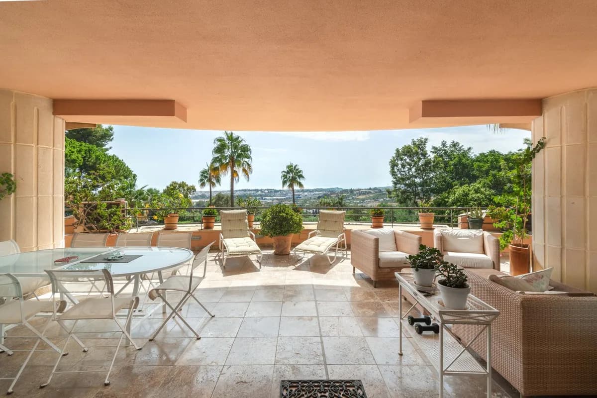 3 Bedroom Middle Floor Apartment for Sale in Nueva Andalucía, Málaga