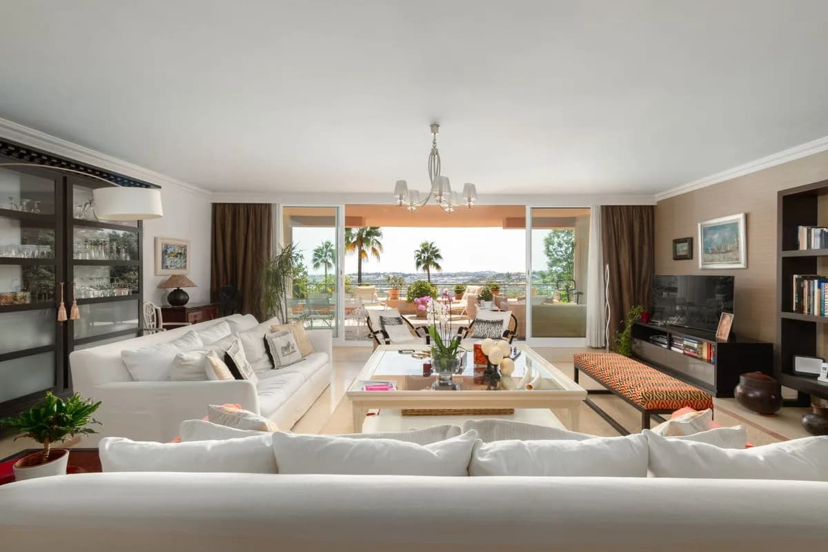 3 Bedroom Middle Floor Apartment for Sale in Nueva Andalucía, Málaga - Image 2