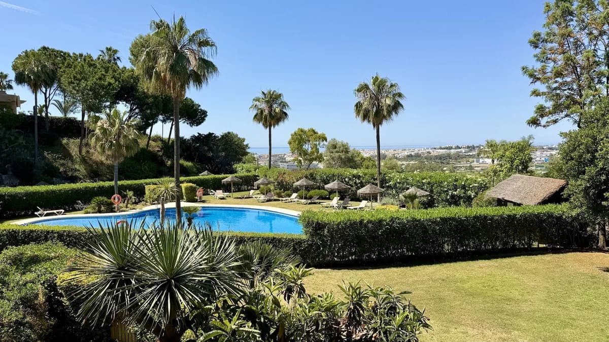 3 Bedroom Middle Floor Apartment for Sale in Nueva Andalucía, Málaga - Image 4
