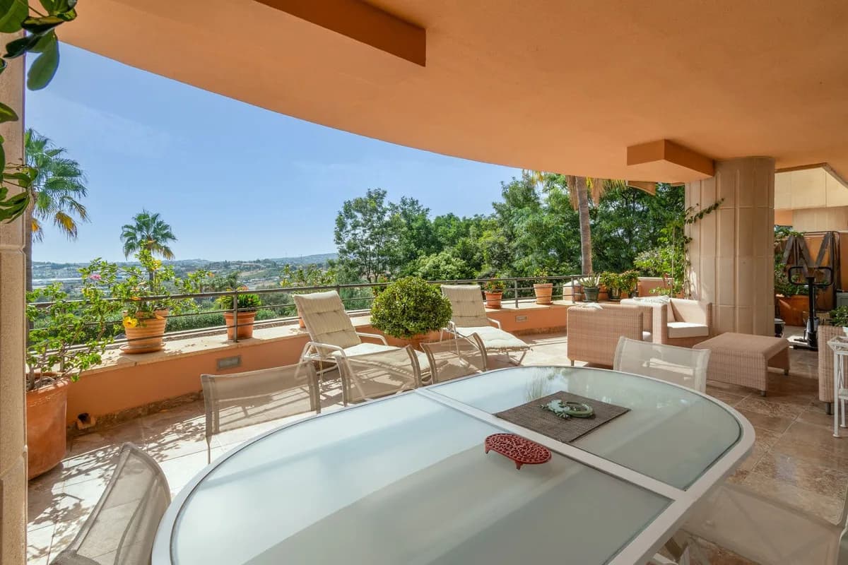 3 Bedroom Middle Floor Apartment for Sale in Nueva Andalucía, Málaga - Image 5