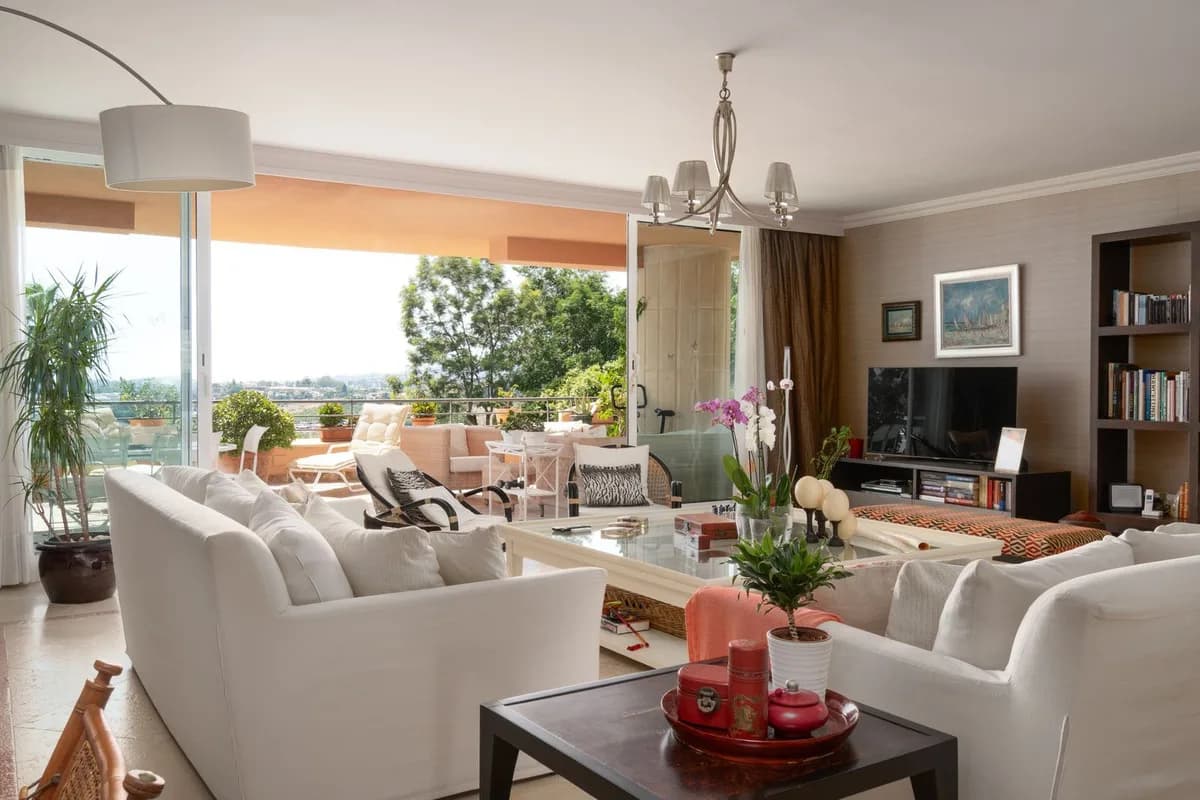 3 Bedroom Middle Floor Apartment for Sale in Nueva Andalucía, Málaga - Image 6