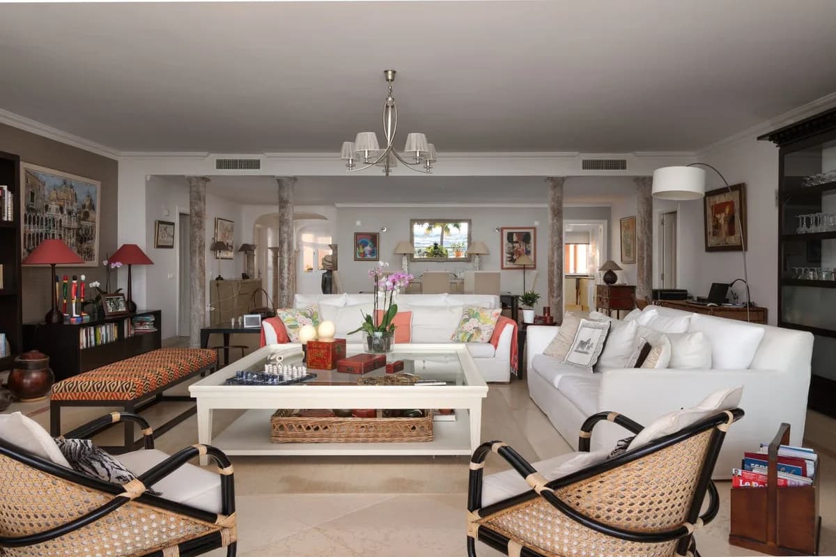 3 Bedroom Middle Floor Apartment for Sale in Nueva Andalucía, Málaga - Image 7
