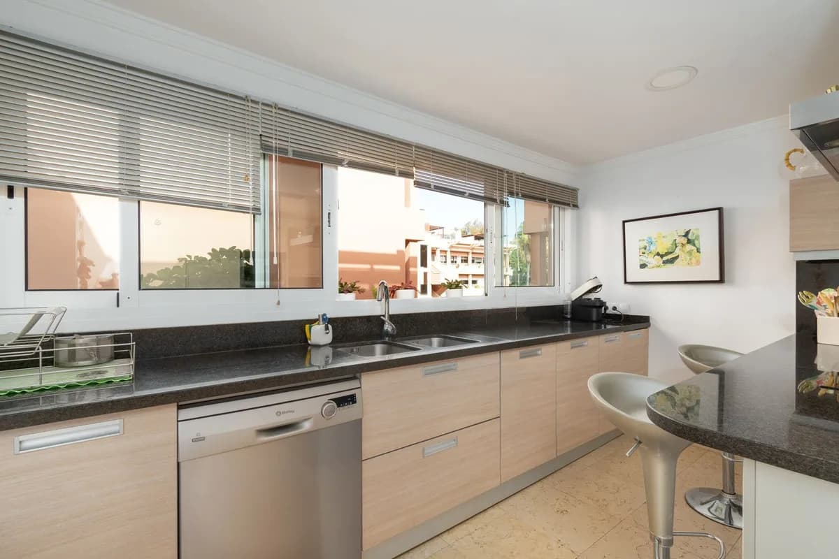 3 Bedroom Middle Floor Apartment for Sale in Nueva Andalucía, Málaga - Image 8