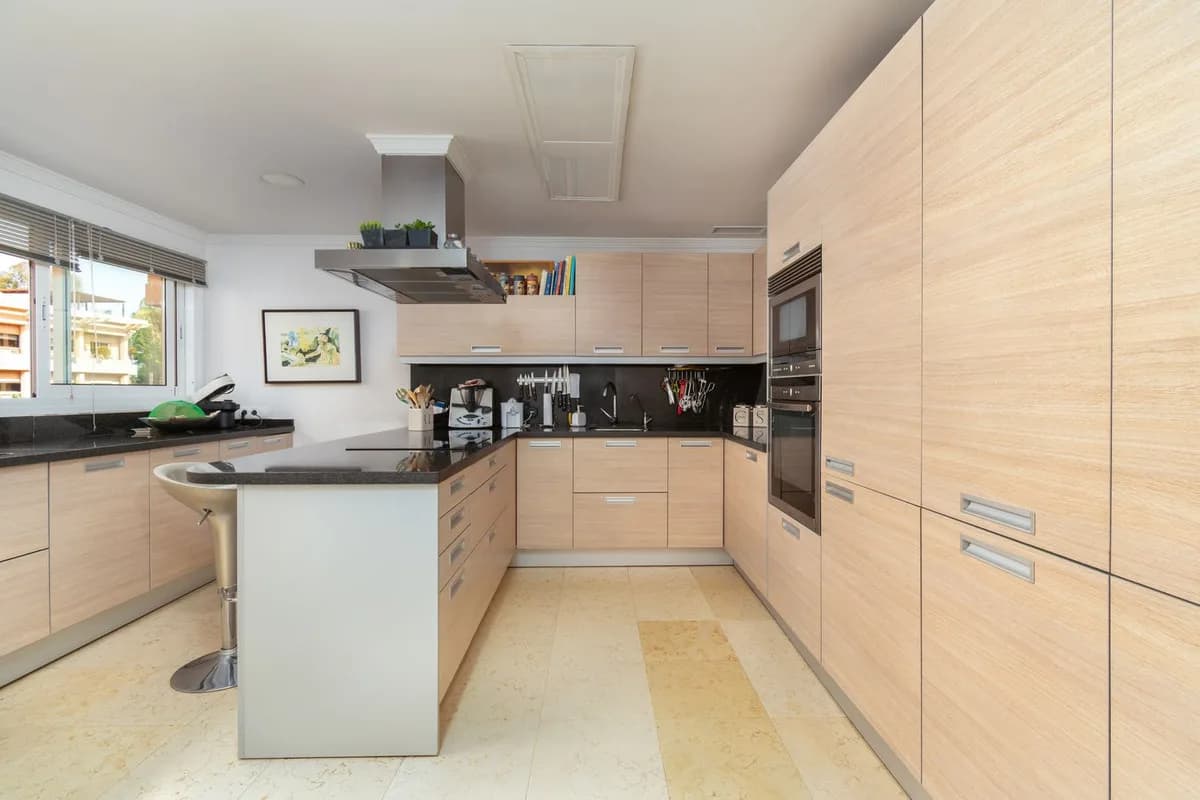3 Bedroom Middle Floor Apartment for Sale in Nueva Andalucía, Málaga - Image 9