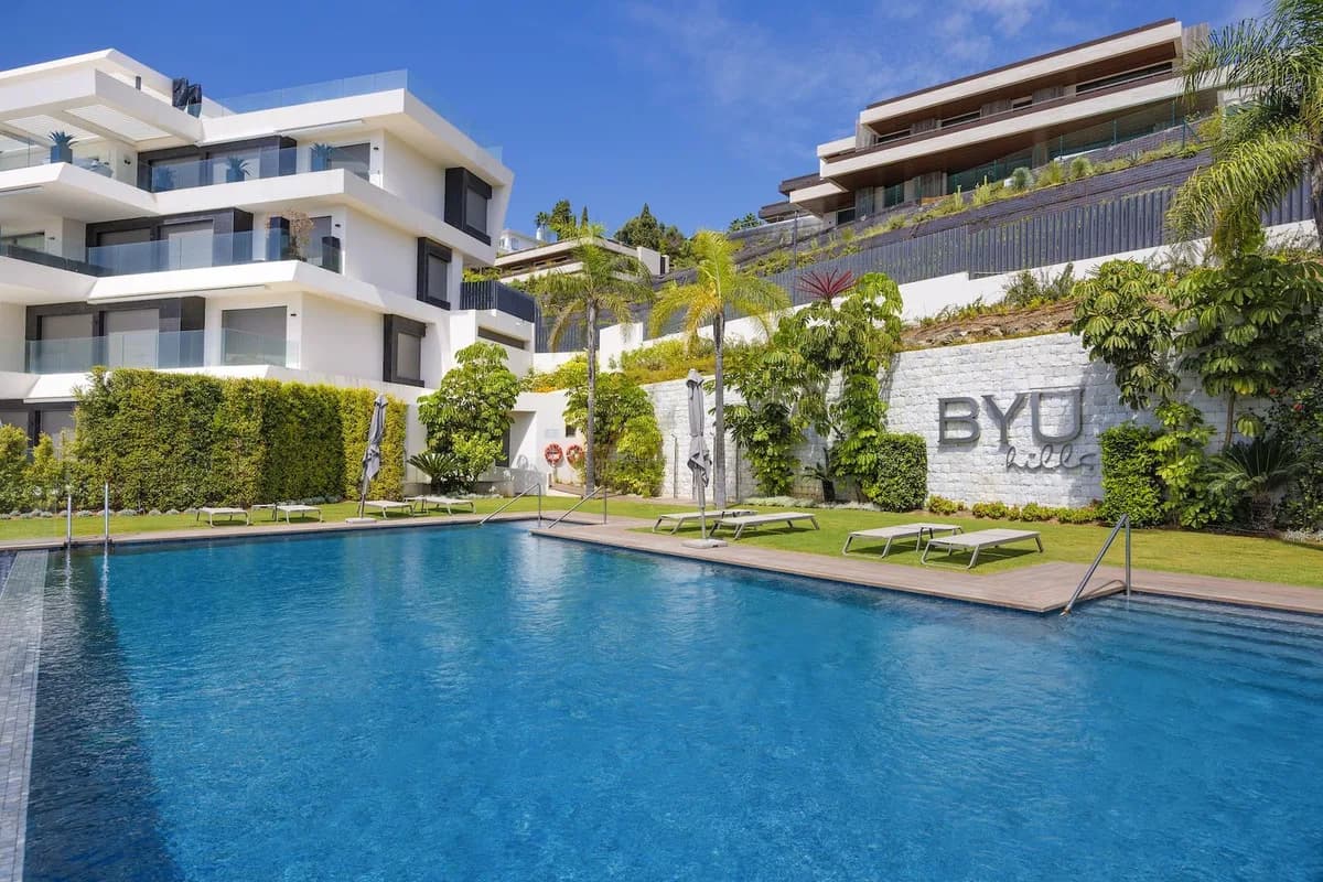 3 Bedroom Middle Floor Apartment for Sale in La Quinta, Málaga - Image 2
