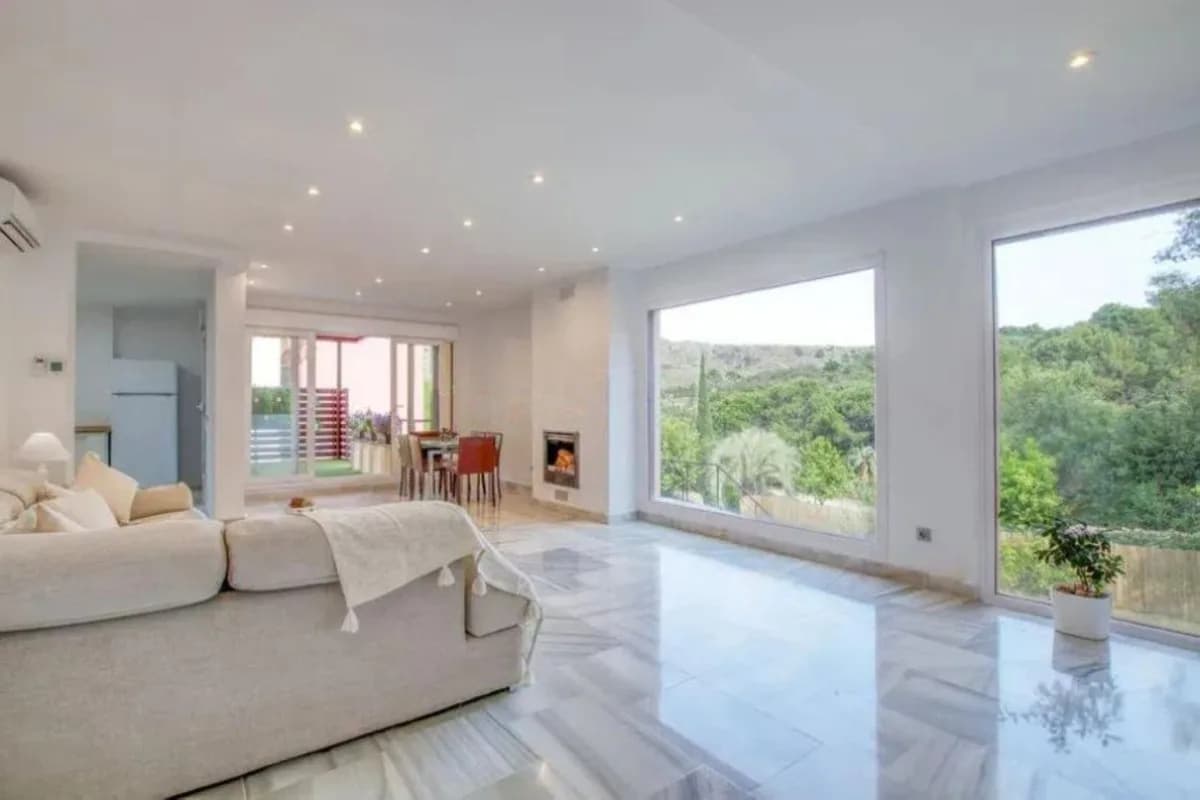 4 Bedroom Detached Villa for Sale in Estepona, Málaga - Image 2