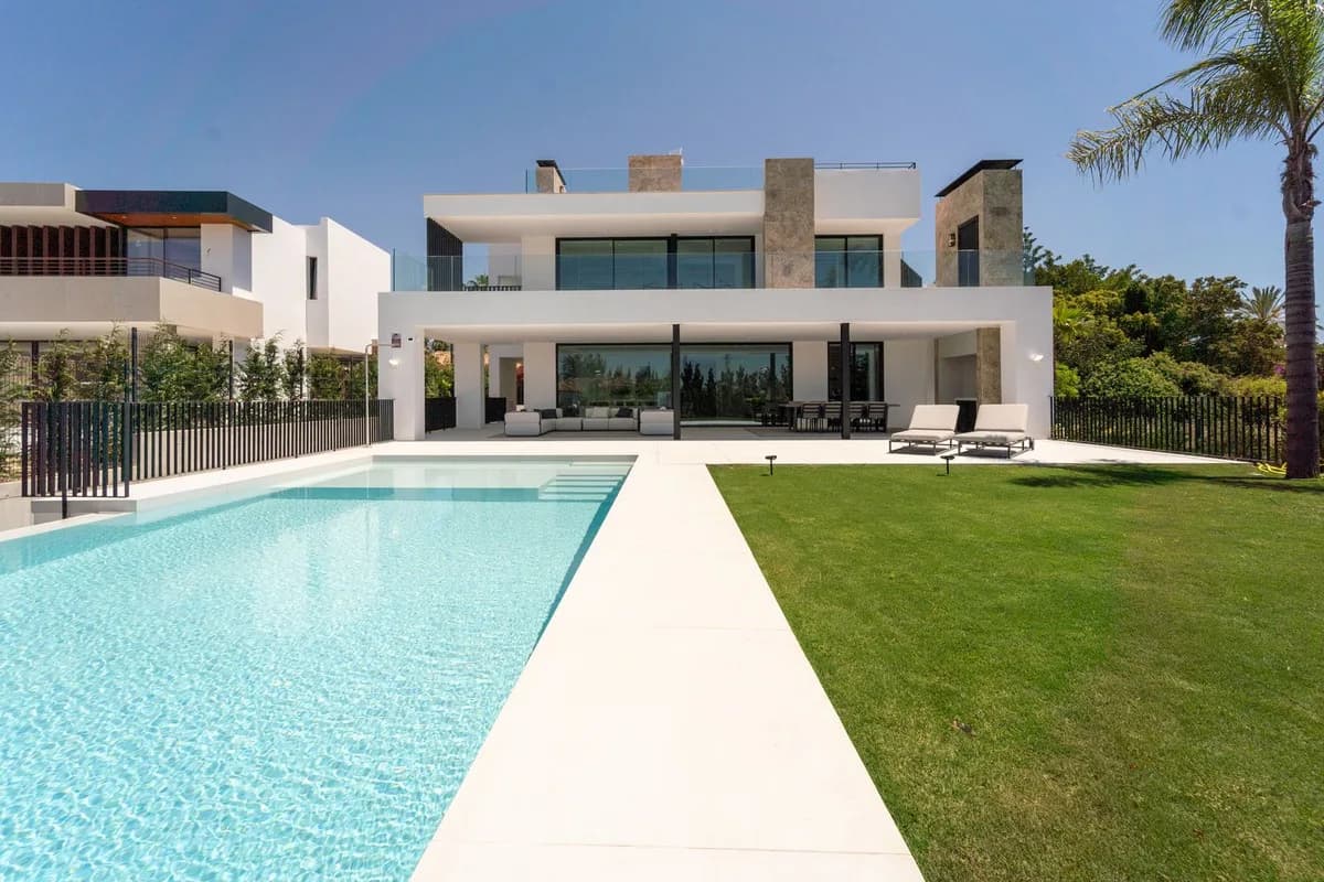 5 Bedroom Detached Villa for Sale in Nueva Andalucía, Málaga